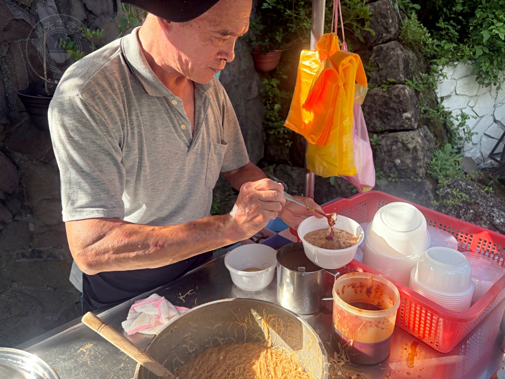 麵線老闆就在社區賣，沒有位子，下午還是大排隊，站著坐著都可以吃！ @趙先生吃飯