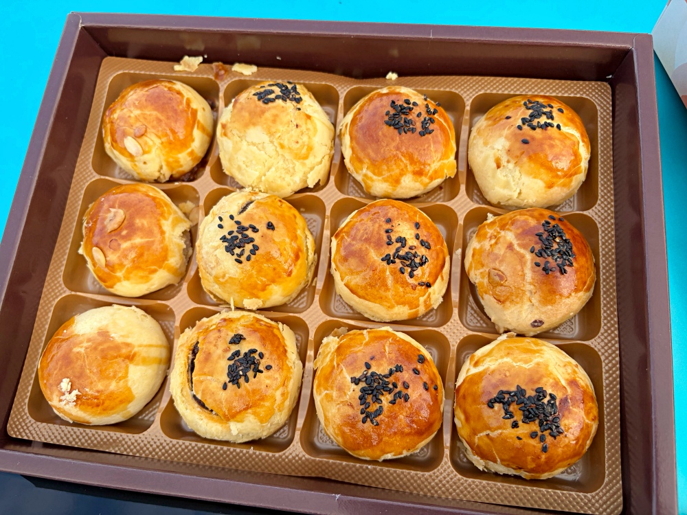 25元蛋黃酥,阿伯說都沒辦法睡了,都做不完,紅豆、芋泥、綠豆口味! @趙先生吃飯 25元蛋黃酥,阿伯說都沒辦法睡了,都做不完,紅豆、芋泥、綠豆口味! @趙先生吃飯