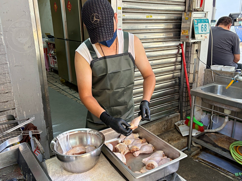 比臉大雞排只要85元，超巨大雞翅五隻也才100，重點是不沾粉就超好吃 @趙先生吃飯