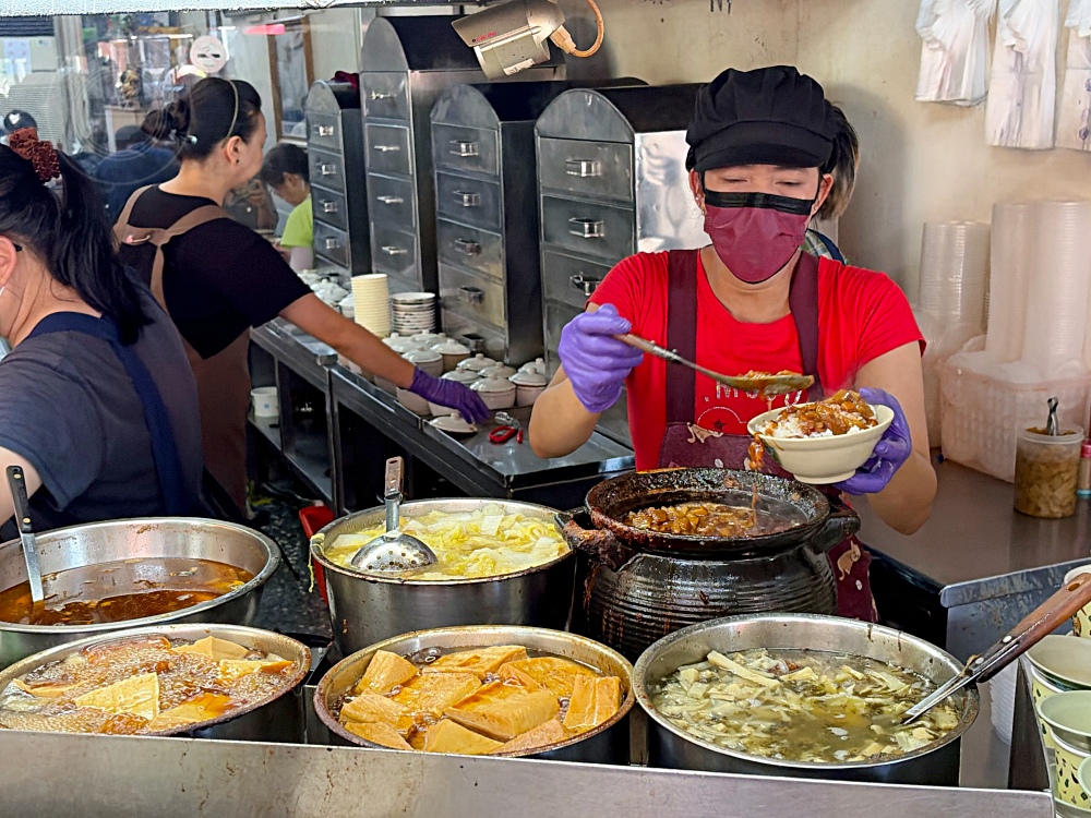 很多人邊吃邊抱怨，說這滷肉飯霸主很多越南人，去年米其林還得獎！ @趙先生吃飯