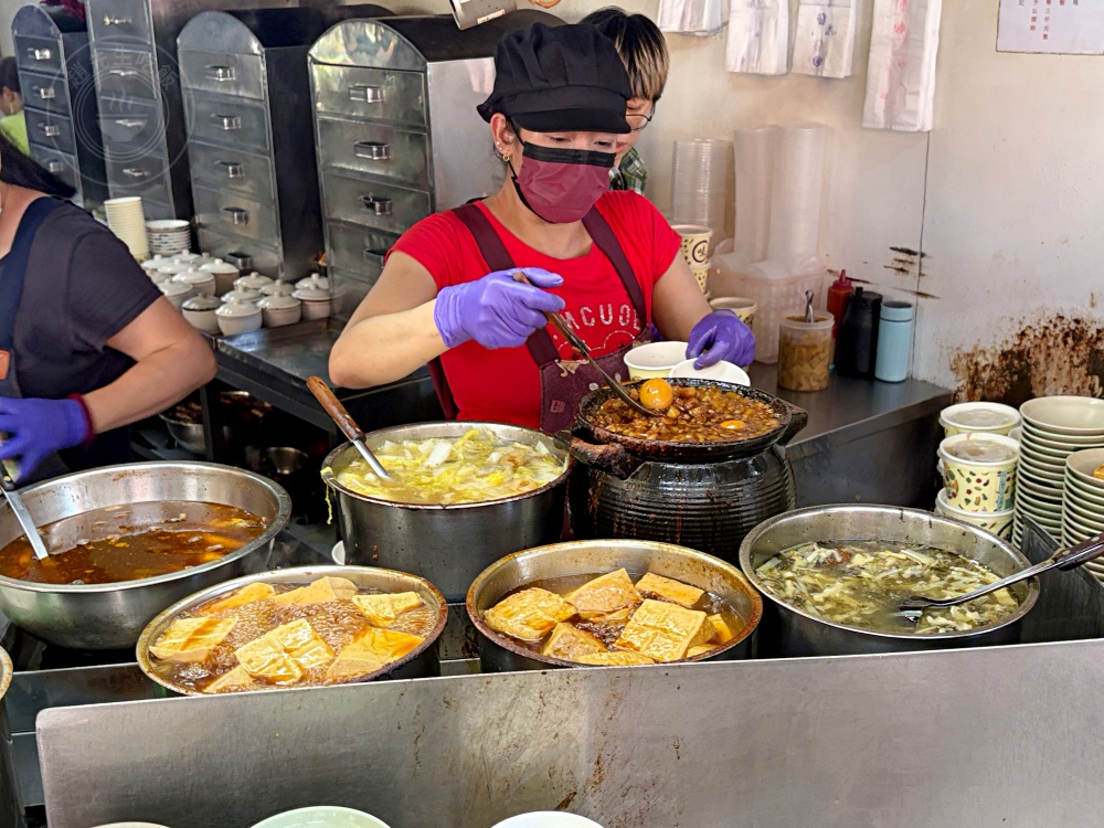 很多人邊吃邊抱怨，說這滷肉飯霸主很多越南人，去年米其林還得獎！ @趙先生吃飯