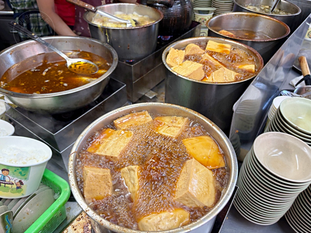 很多人邊吃邊抱怨，說這滷肉飯霸主很多越南人，去年米其林還得獎！ @趙先生吃飯