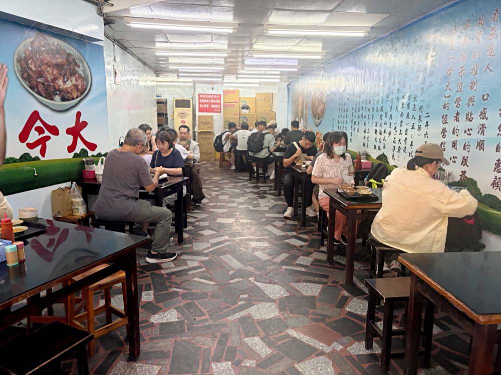 很多人邊吃邊抱怨，說這滷肉飯霸主很多越南人，去年米其林還得獎！ @趙先生吃飯