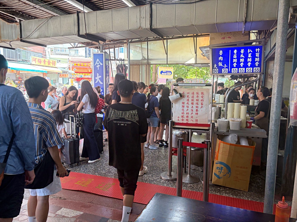 很多人邊吃邊抱怨，說這滷肉飯霸主很多越南人，去年米其林還得獎！ @趙先生吃飯