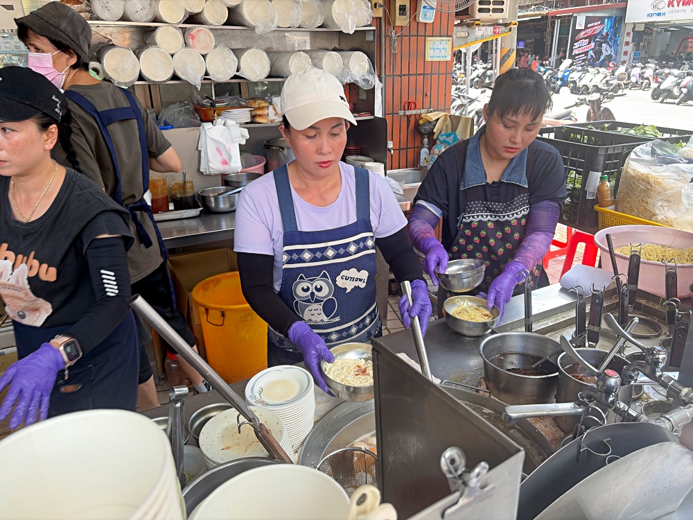 古早味陽春麵加上兩肉片,竟然只要25元,每天一開門就爆滿! @趙先生吃飯 古早味陽春麵加上兩肉片,竟然只要25元,每天一開門就爆滿! @趙先生吃飯