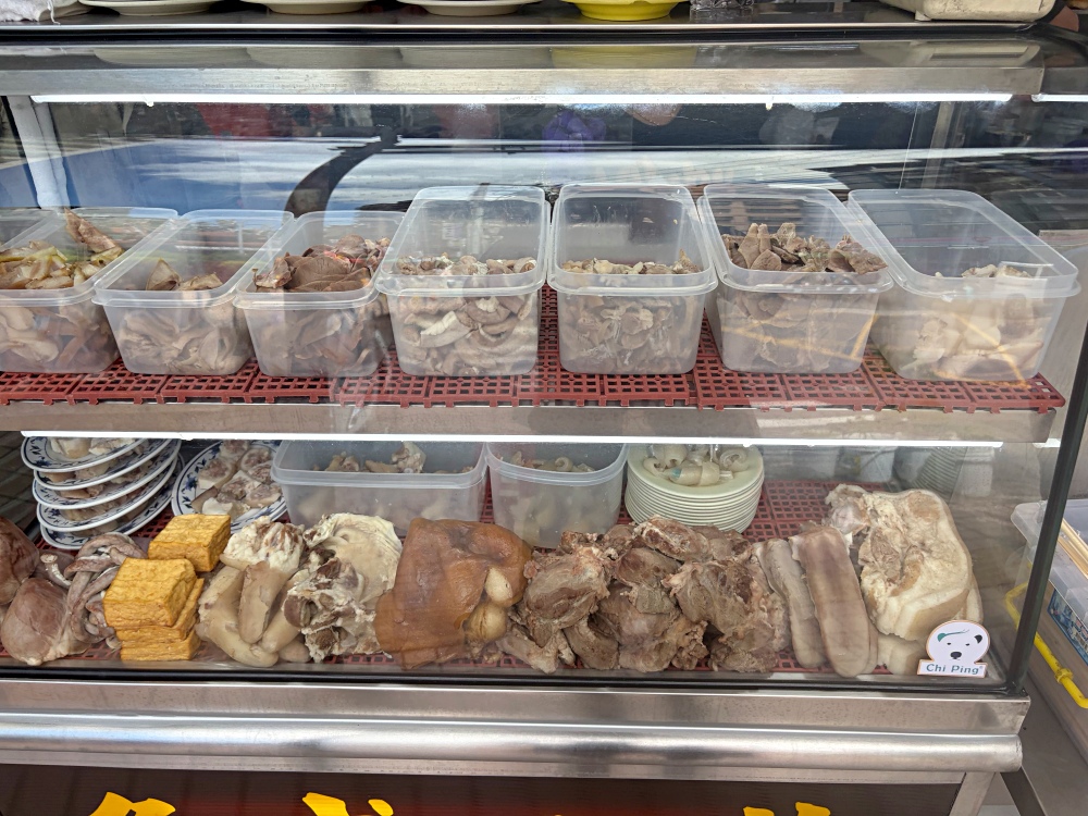 古早味陽春麵加上兩肉片，竟然只要25元，每天一開門就爆滿！ @趙先生吃飯