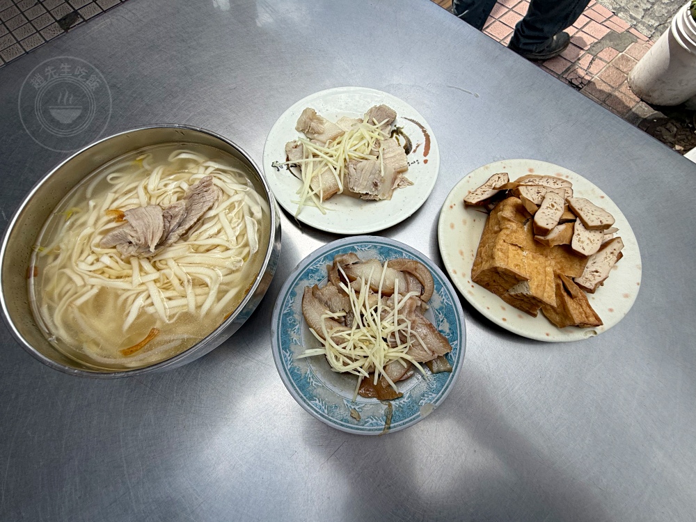 古早味陽春麵加上兩肉片,竟然只要25元,每天一開門就爆滿! @趙先生吃飯 古早味陽春麵加上兩肉片,竟然只要25元,每天一開門就爆滿! @趙先生吃飯