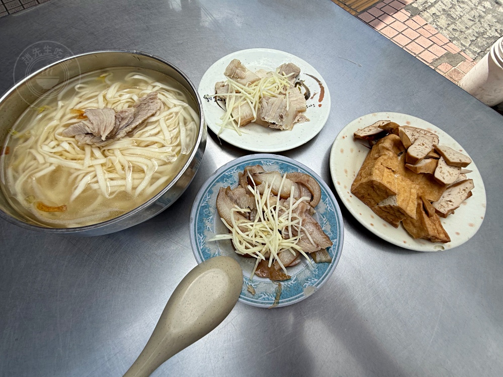 古早味陽春麵加上兩肉片,竟然只要25元,每天一開門就爆滿! @趙先生吃飯 古早味陽春麵加上兩肉片,竟然只要25元,每天一開門就爆滿! @趙先生吃飯
