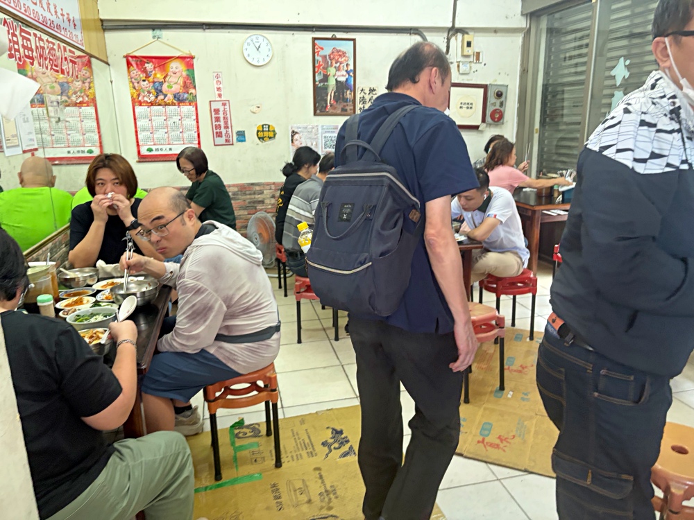 古早味陽春麵加上兩肉片，竟然只要25元，每天一開門就爆滿！ @趙先生吃飯