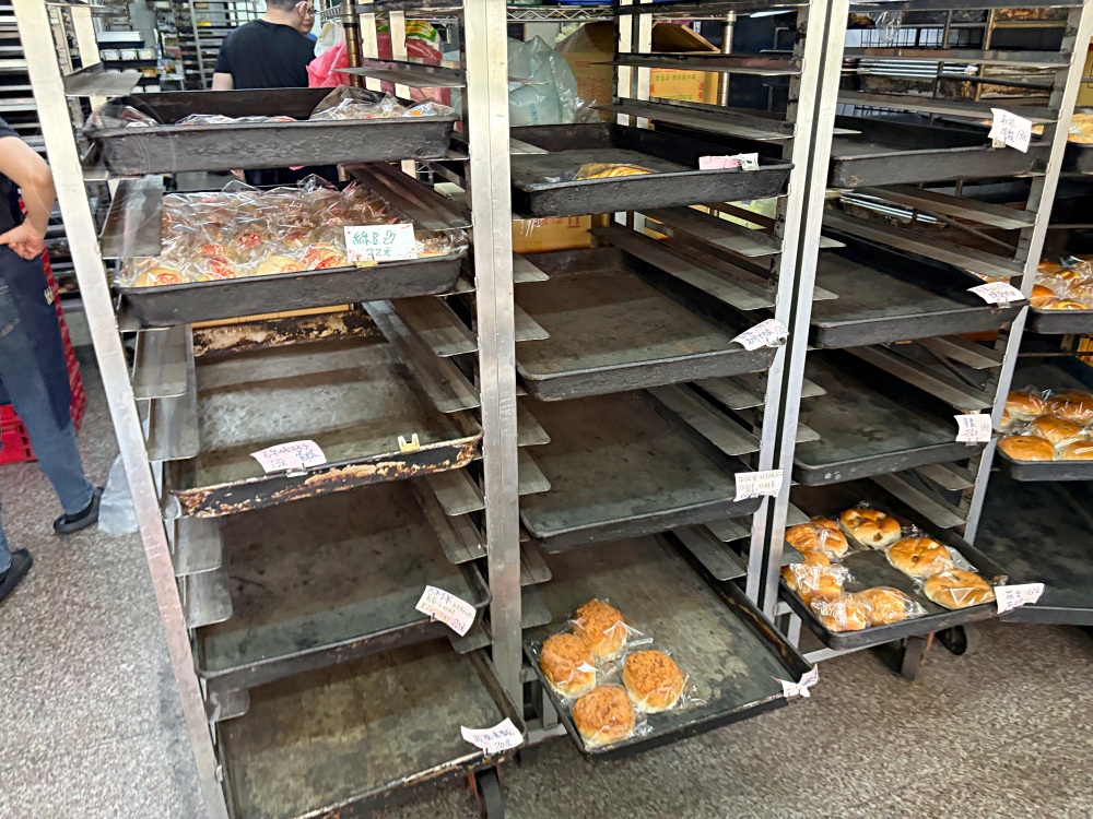 25元蛋黃酥排3小時，這家33元蛋黃酥不用排隊，也是便宜又好吃！ @趙先生吃飯