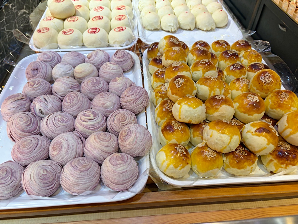 老闆娘睡衣沒換，直接睡在蛋黃酥工廠趕工，芋泥流心酥意外爆紅！ @趙先生吃飯
