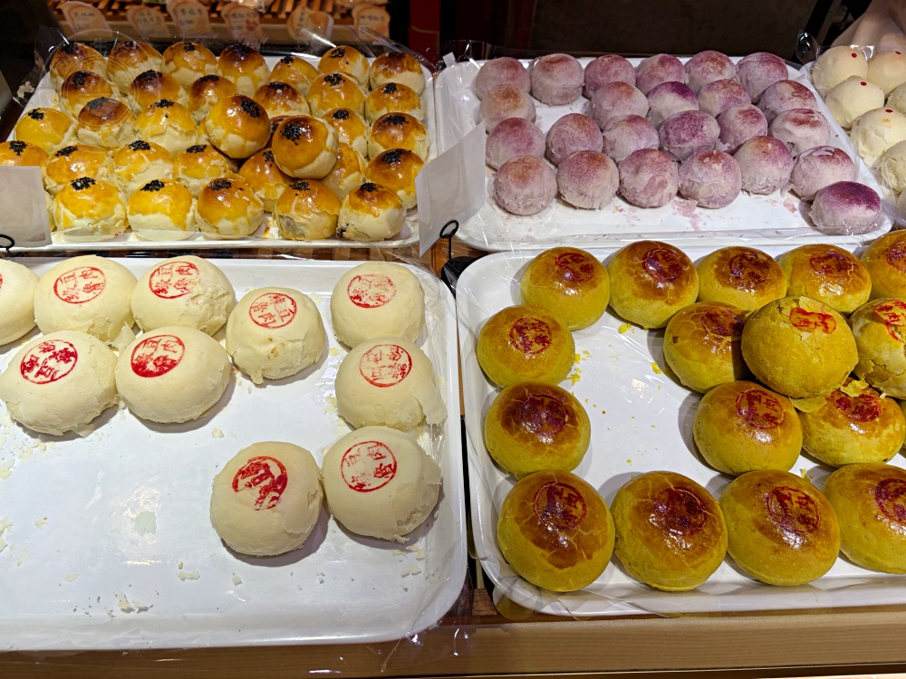 老闆娘睡衣沒換，直接睡在蛋黃酥工廠趕工，芋泥流心酥意外爆紅！ @趙先生吃飯