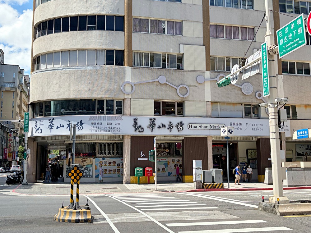 很多人都在罵，說態度差又貴，但其實超多外國人慕名而來的燒餅豆漿！ @趙先生吃飯