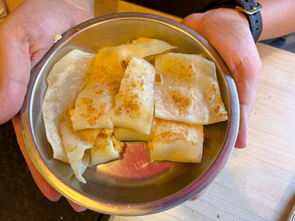 很多人都在罵，說態度差又貴，但其實超多外國人慕名而來的燒餅豆漿！ @趙先生吃飯