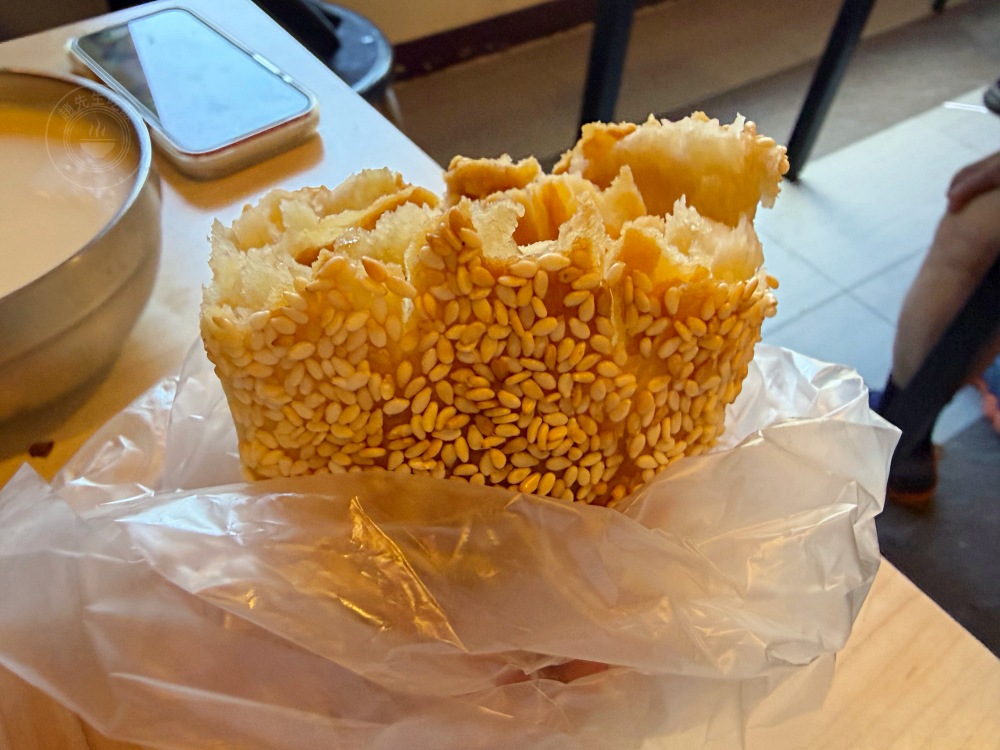 很多人都在罵，說態度差又貴，但其實超多外國人慕名而來的燒餅豆漿！ @趙先生吃飯