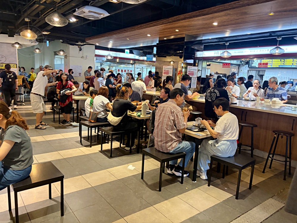 很多人都在罵，說態度差又貴，但其實超多外國人慕名而來的燒餅豆漿！ @趙先生吃飯