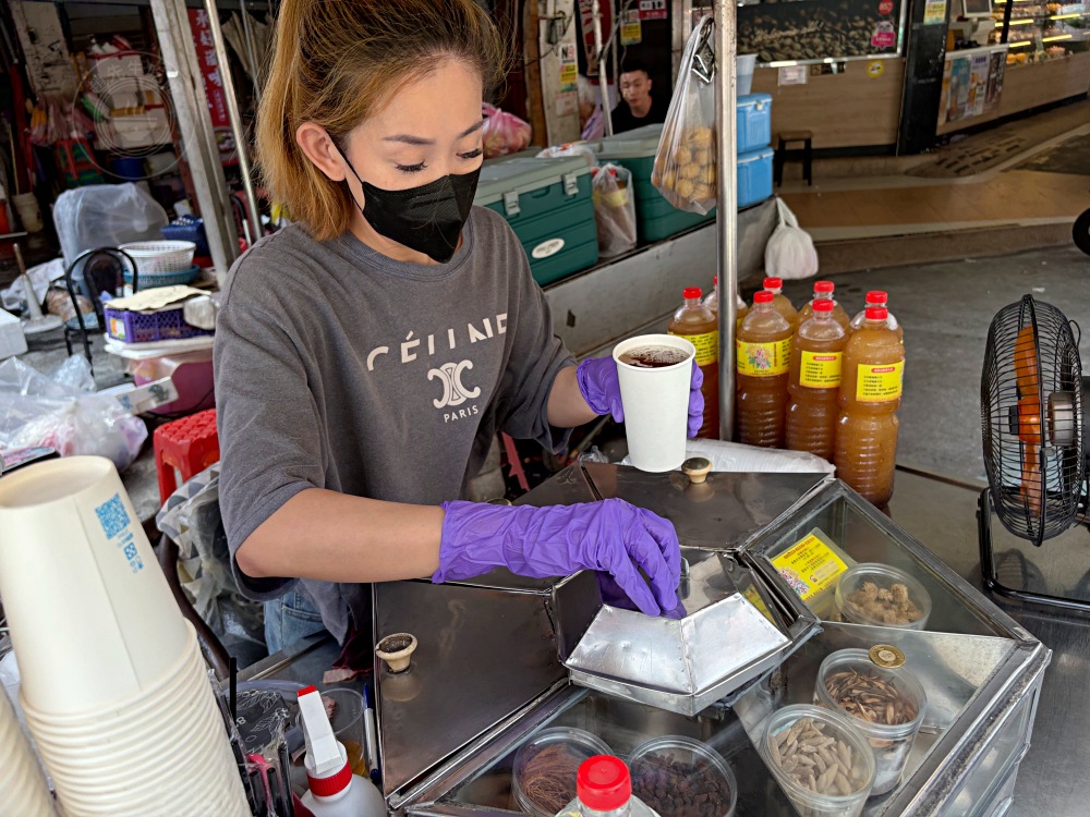 阿伯的大香腸，吃完飽到下一餐，在地40年老店，常常不夠賣！ @趙先生吃飯