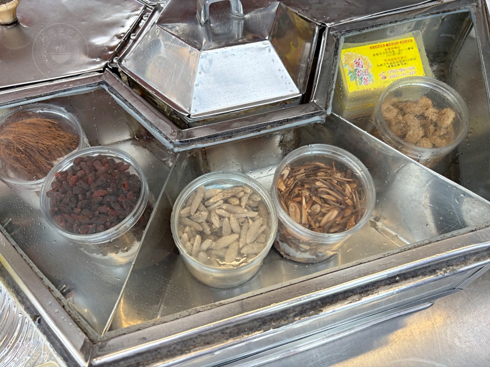 意外發現，這個小姐姐一生只賣菊花茶，不起眼店面，卻一堆人買好幾罐 @趙先生吃飯