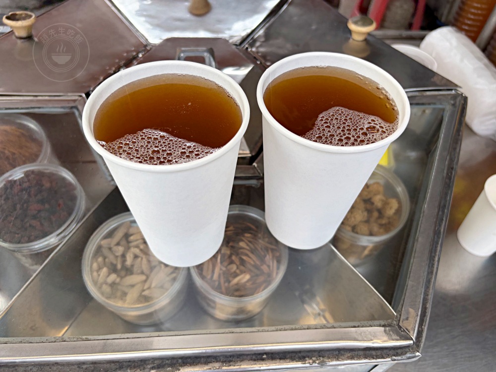 意外發現，這個小姐姐一生只賣菊花茶，不起眼店面，卻一堆人買好幾罐 @趙先生吃飯