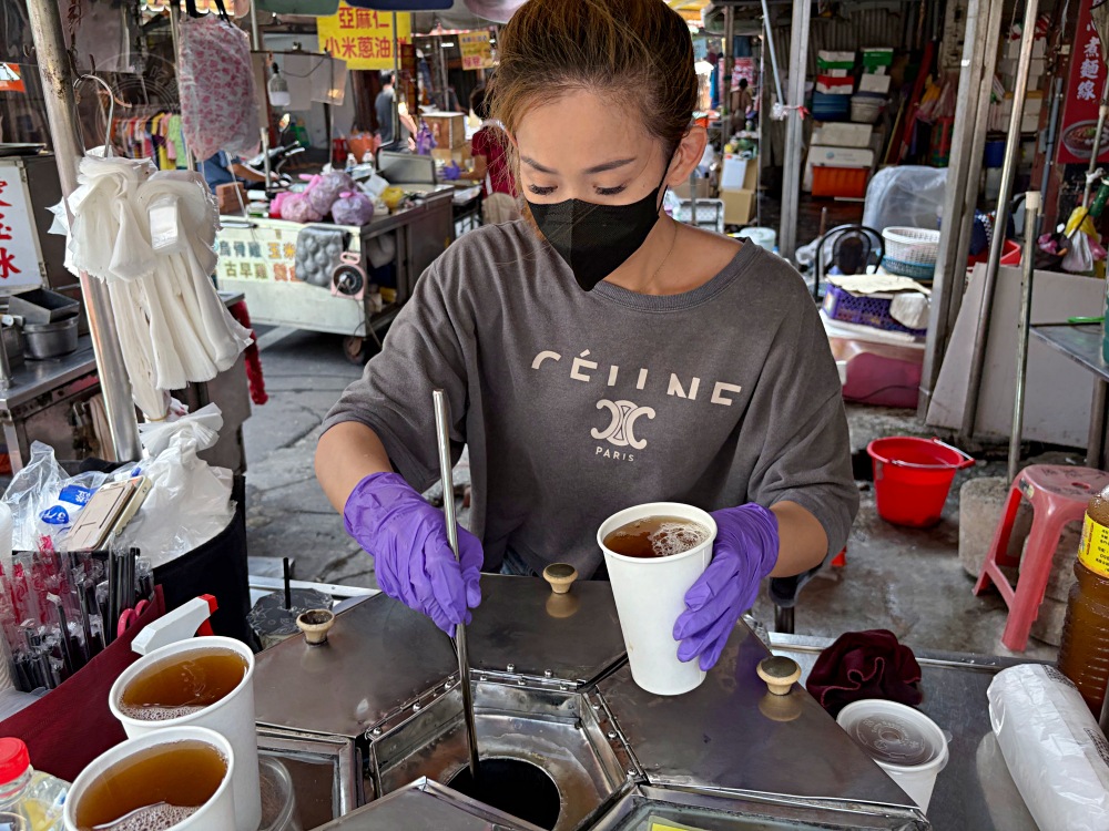 意外發現，這個小姐姐一生只賣菊花茶，不起眼店面，卻一堆人買好幾罐 @趙先生吃飯