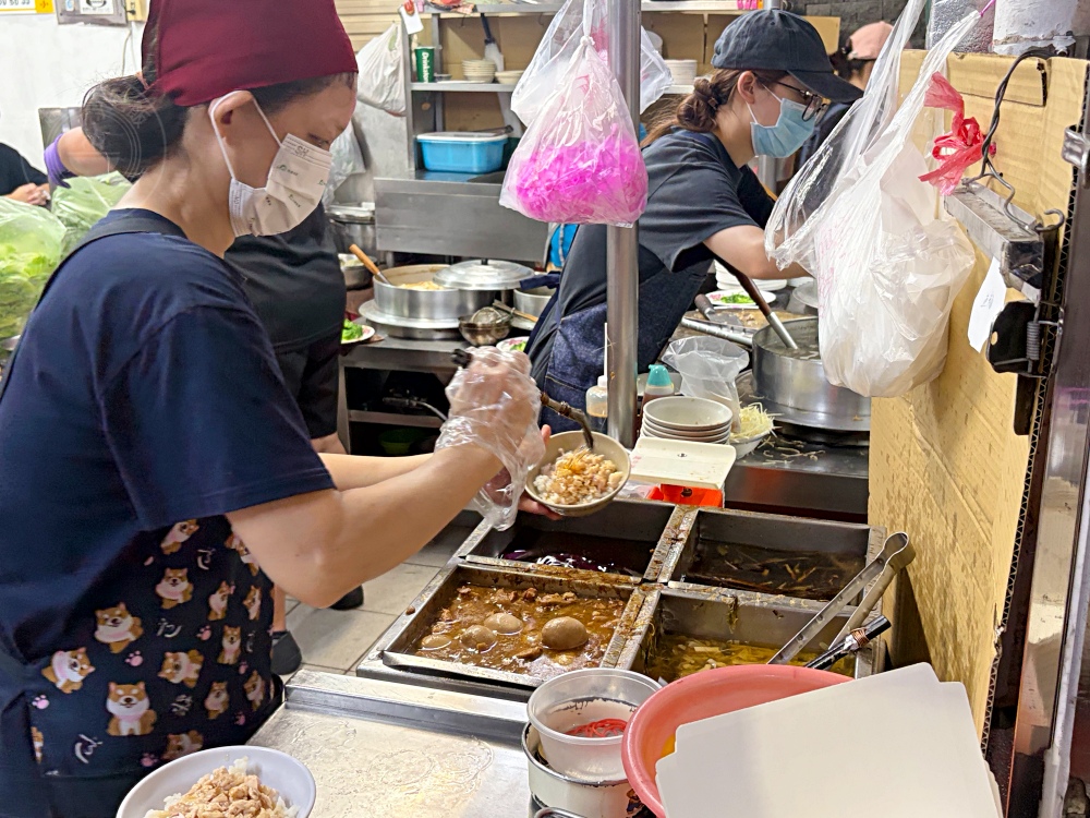 原本只是來吃雞肉飯老店，發現很多人為了老闆來朝聖，難怪排到半夜去 @趙先生吃飯