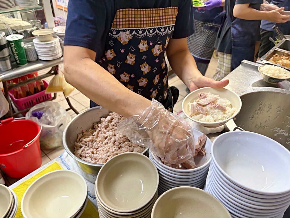 原本只是來吃雞肉飯老店,發現很多人為了老闆來朝聖,難怪排到半夜去 @趙先生吃飯 原本只是來吃雞肉飯老店,發現很多人為了老闆來朝聖,難怪排到半夜去 @趙先生吃飯