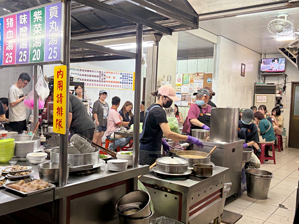 原本只是來吃雞肉飯老店，發現很多人為了老闆來朝聖，難怪排到半夜去 @趙先生吃飯