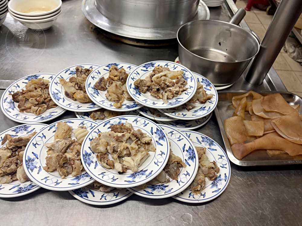原本只是來吃雞肉飯老店，發現很多人為了老闆來朝聖，難怪排到半夜去 @趙先生吃飯