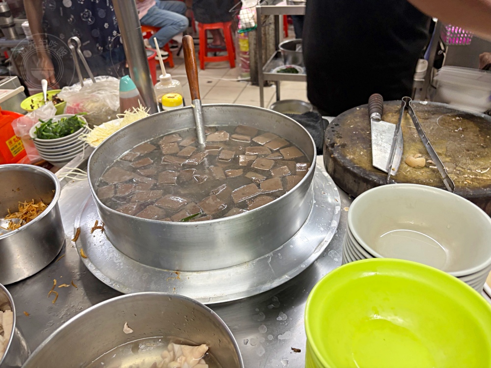 原本只是來吃雞肉飯老店，發現很多人為了老闆來朝聖，難怪排到半夜去 @趙先生吃飯