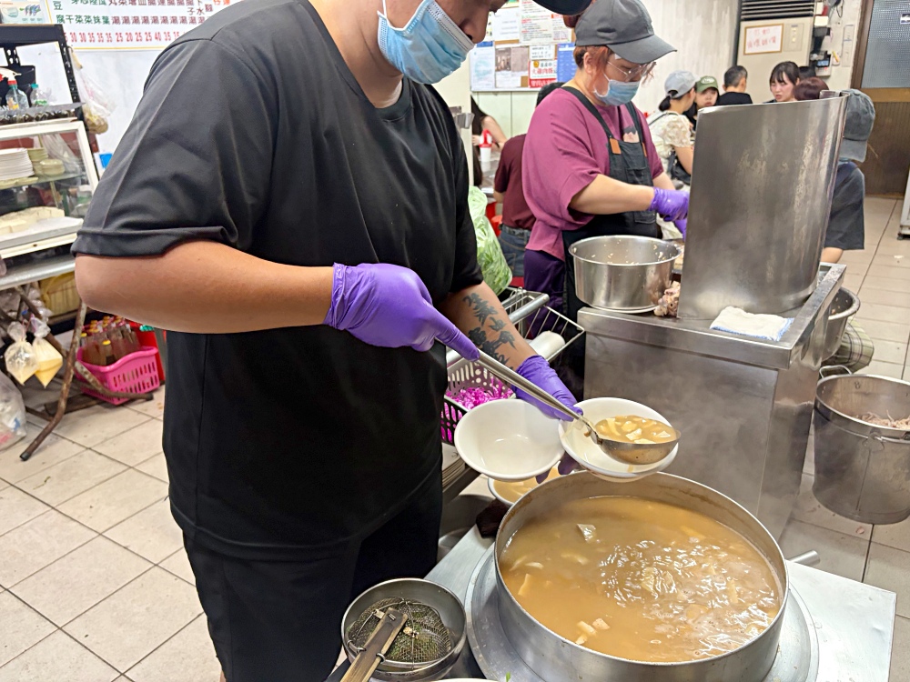 原本只是來吃雞肉飯老店，發現很多人為了老闆來朝聖，難怪排到半夜去 @趙先生吃飯