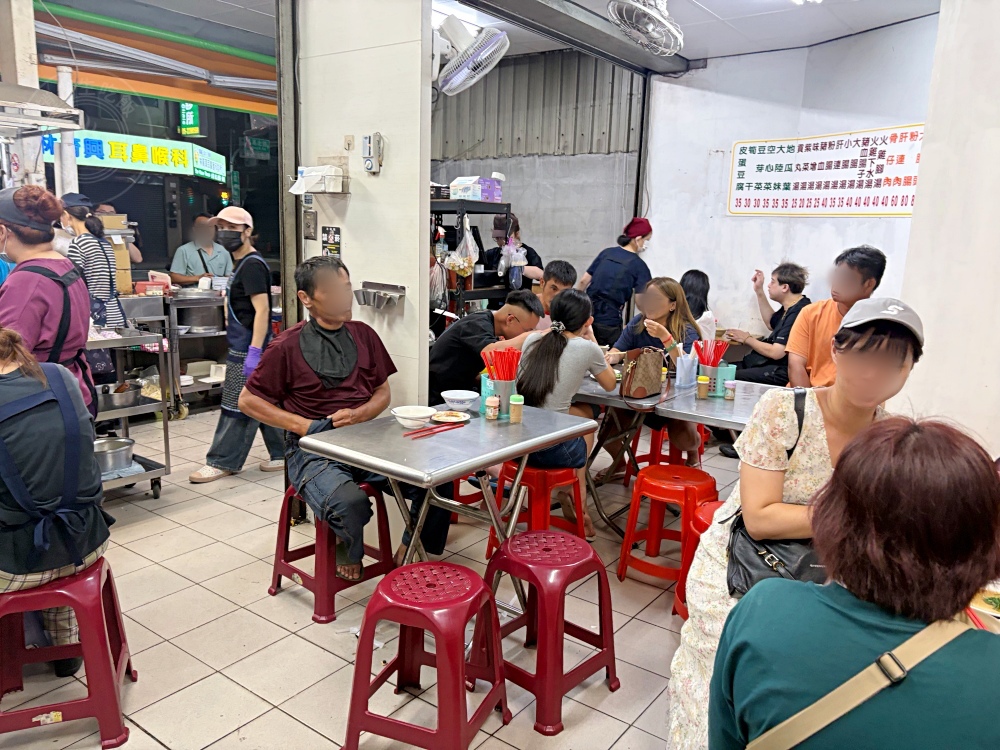 原本只是來吃雞肉飯老店，發現很多人為了老闆來朝聖，難怪排到半夜去 @趙先生吃飯