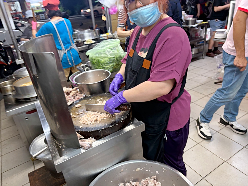 原本只是來吃雞肉飯老店，發現很多人為了老闆來朝聖，難怪排到半夜去 @趙先生吃飯
