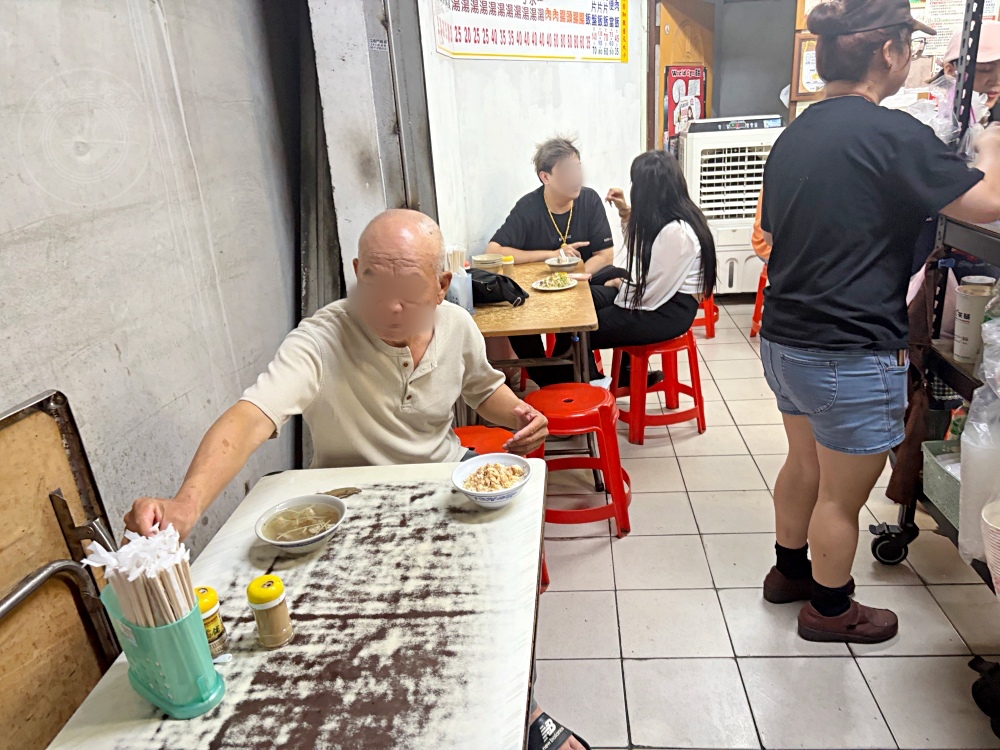 原本只是來吃雞肉飯老店,發現很多人為了老闆來朝聖,難怪排到半夜去 @趙先生吃飯 原本只是來吃雞肉飯老店,發現很多人為了老闆來朝聖,難怪排到半夜去 @趙先生吃飯