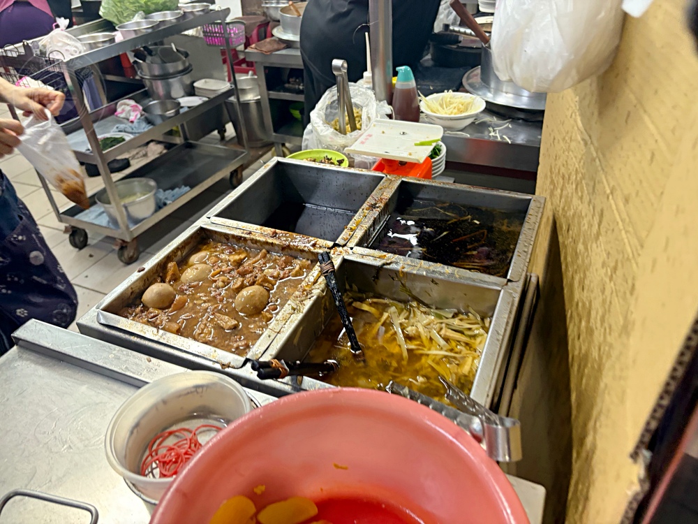 原本只是來吃雞肉飯老店,發現很多人為了老闆來朝聖,難怪排到半夜去 @趙先生吃飯 原本只是來吃雞肉飯老店,發現很多人為了老闆來朝聖,難怪排到半夜去 @趙先生吃飯