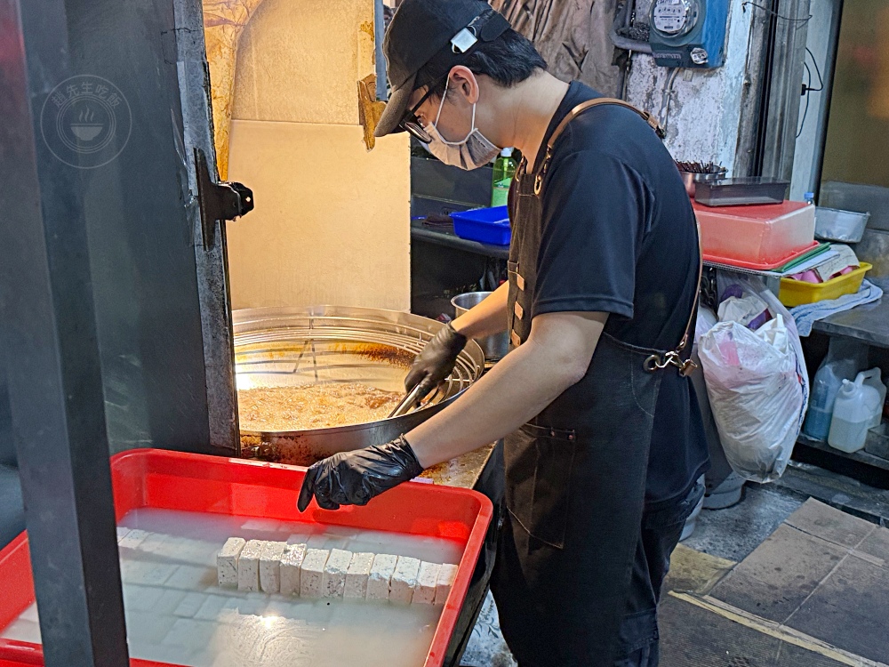 在地臭豆腐20年老店，開門就排隊，太晚來絕對賣完，外酥內香泡菜多！ @趙先生吃飯