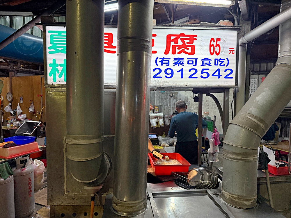 在地臭豆腐20年老店，開門就排隊，太晚來絕對賣完，外酥內香泡菜多！ @趙先生吃飯