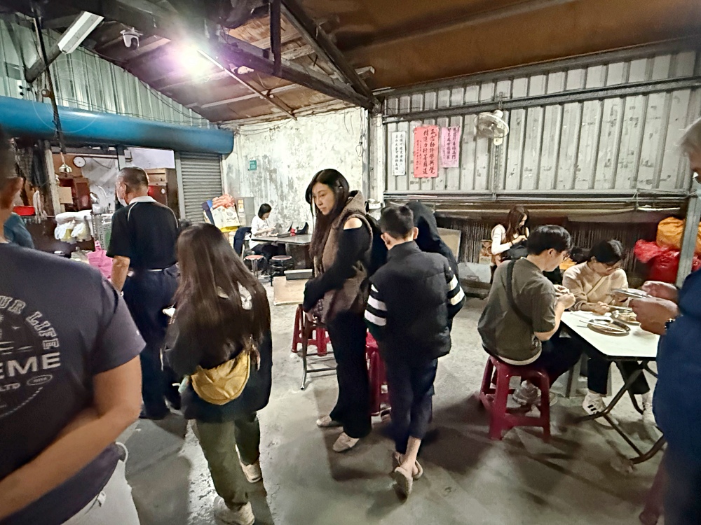 在地臭豆腐20年老店，開門就排隊，太晚來絕對賣完，外酥內香泡菜多！ @趙先生吃飯