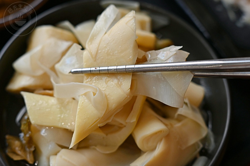 阿伯的70年乾麵店，從小攤車賣到蓋4層樓！還拿到米其林認證，天天排隊 @趙先生吃飯