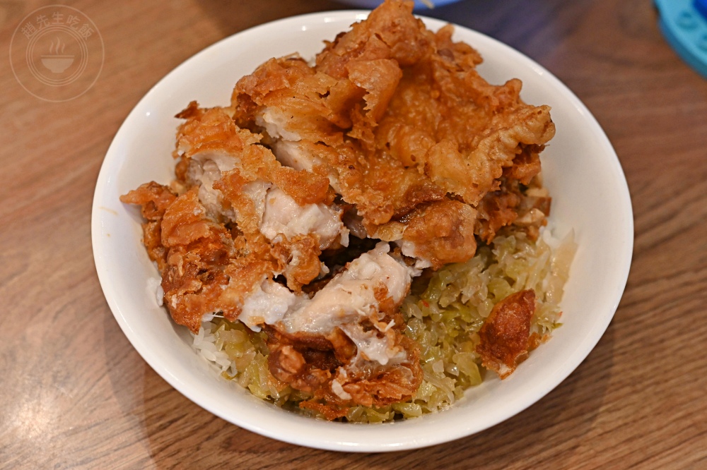 荒郊野外的排骨店，很多人說是黑店，但排骨、雞腿飯超巨大又好吃！ @趙先生吃飯