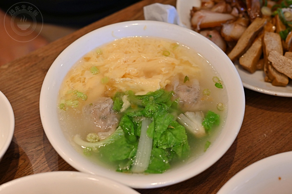 荒郊野外的排骨店，很多人說是黑店，但排骨、雞腿飯超巨大又好吃！ @趙先生吃飯
