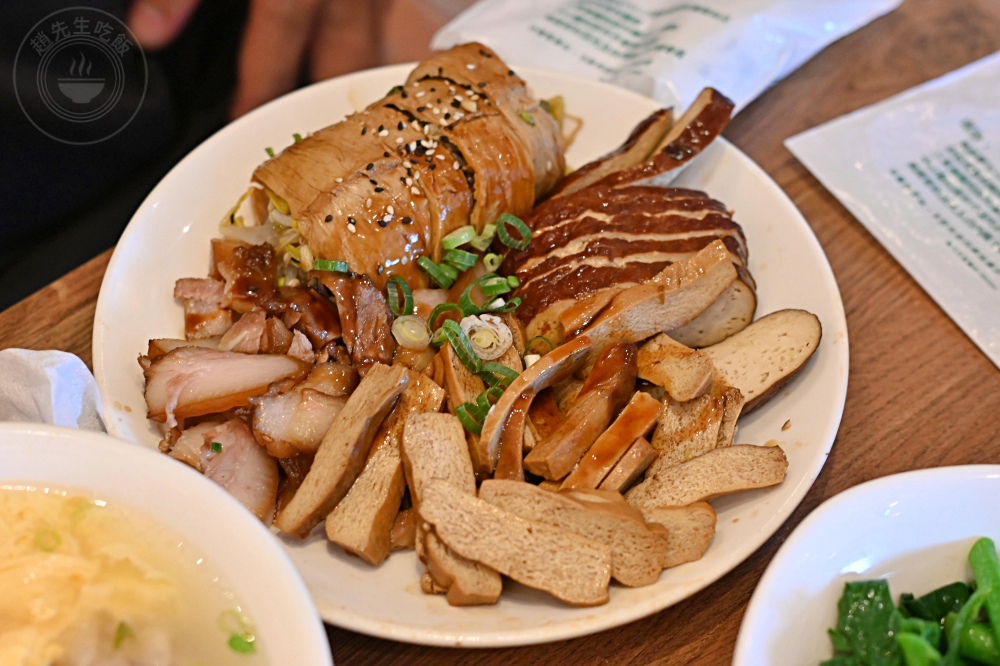 荒郊野外的排骨店，很多人說是黑店，但排骨、雞腿飯超巨大又好吃！ @趙先生吃飯