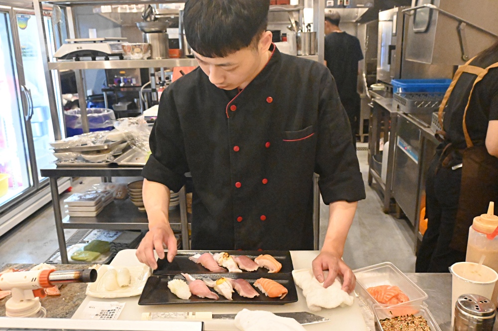 便宜大碗生魚片丼飯，大家點滿一大桌，生魚片、握壽司、鰻魚是招牌！ @趙先生吃飯