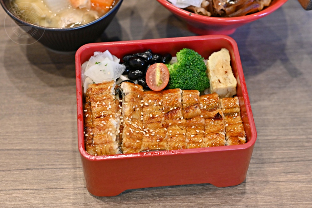 便宜大碗生魚片丼飯，大家點滿一大桌，生魚片、握壽司、鰻魚是招牌！ @趙先生吃飯