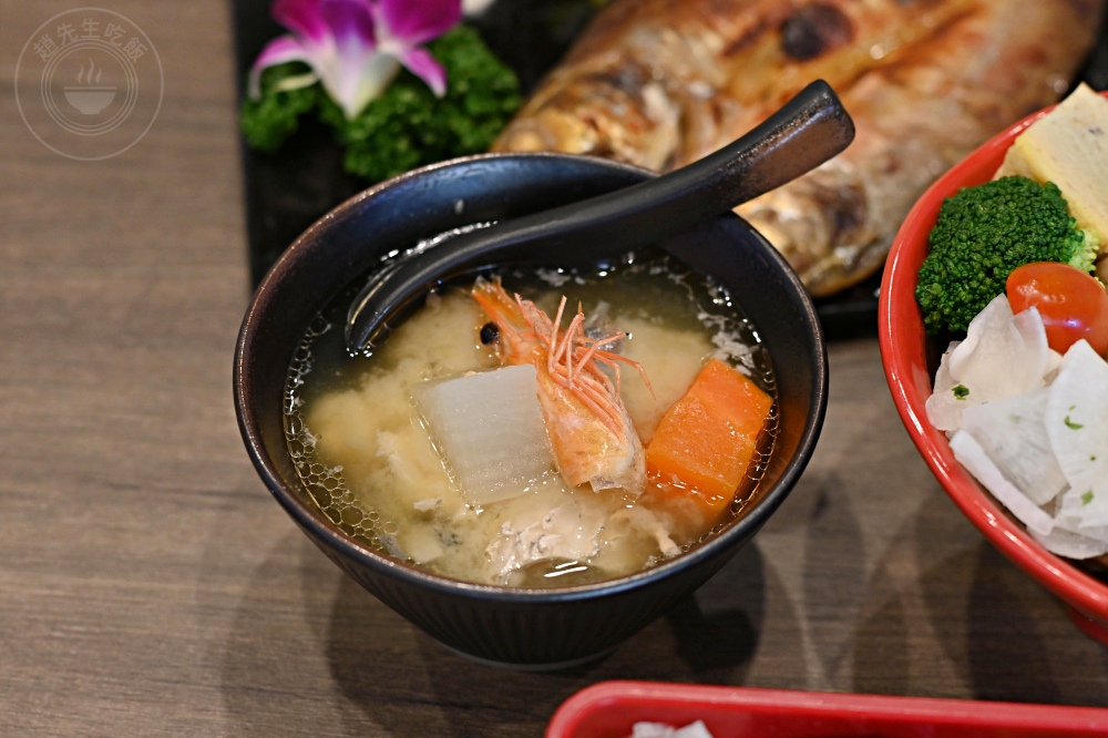 便宜大碗生魚片丼飯，大家點滿一大桌，生魚片、握壽司、鰻魚是招牌！ @趙先生吃飯