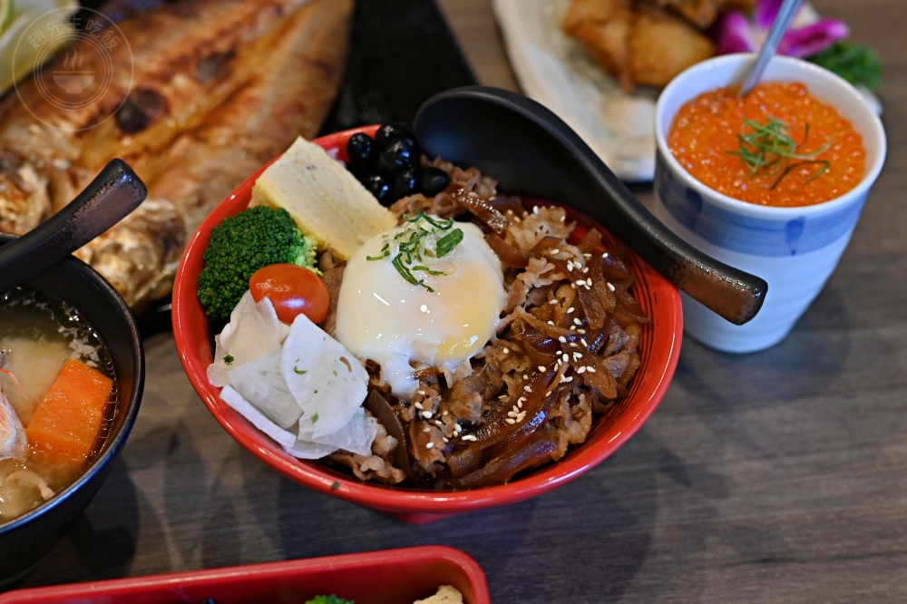 便宜大碗生魚片丼飯，大家點滿一大桌，生魚片、握壽司、鰻魚是招牌！ @趙先生吃飯