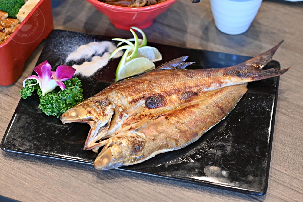 便宜大碗生魚片丼飯，大家點滿一大桌，生魚片、握壽司、鰻魚是招牌！ @趙先生吃飯