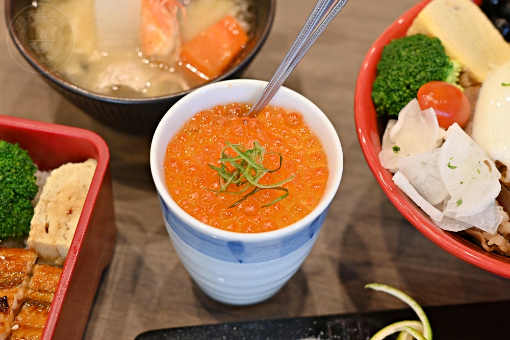 便宜大碗生魚片丼飯，大家點滿一大桌，生魚片、握壽司、鰻魚是招牌！ @趙先生吃飯