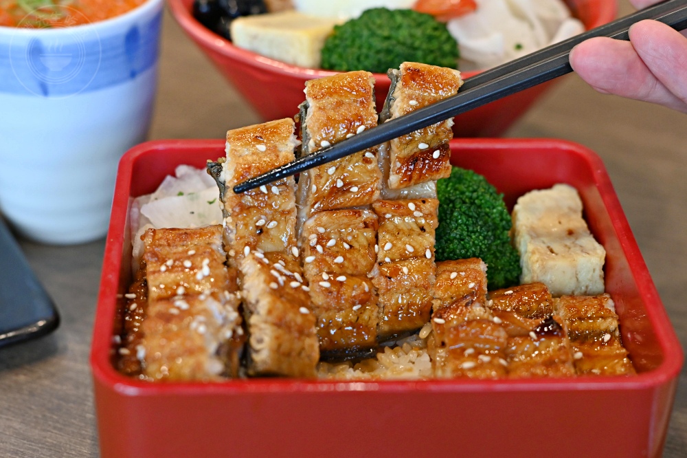便宜大碗生魚片丼飯，大家點滿一大桌，生魚片、握壽司、鰻魚是招牌！ @趙先生吃飯
