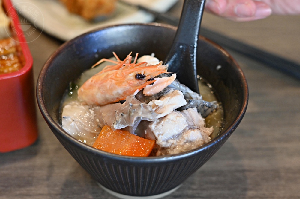 便宜大碗生魚片丼飯，大家點滿一大桌，生魚片、握壽司、鰻魚是招牌！ @趙先生吃飯