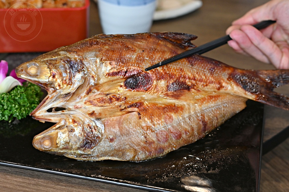 便宜大碗生魚片丼飯，大家點滿一大桌，生魚片、握壽司、鰻魚是招牌！ @趙先生吃飯